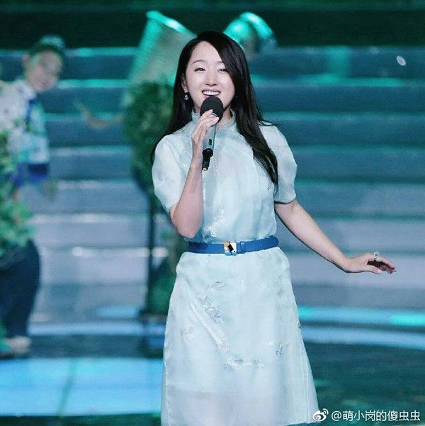 Ngoài ra, cô cũng tận dụng váy áo có phần thắt lưng mảnh trên eo. Nhờ vậy, vòng 2 to sẽ được che chắn, mang lại hiệu ứng ba vòng cân đối.