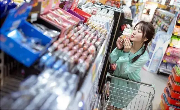 Ngọc Oánh trong một bộ đồ ngủ xanh dịu xuất hiện tại siêu thị. Cách trang điểm, kiểu tóc khiến cô dễ dàng “hạ gục” người đối diện.