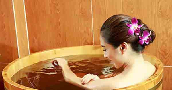 Cụ thể, ngâm mình trong bồn ấm khiến tim đập nhanh hơn, lượng oxy hít vào cũng nhiều hơn. Ngoài ra, hơi nóng bốc lên từ nước trong khi tắm sẽ mang lại tác dụng thông mũi. Với tác động tích cực này, ngâm mình trong bồn tắm giúp người mắc bệnh phổi tắc nghẽn kinh niên COPD giảm đáng kể tình trạng nhiễm trùng.