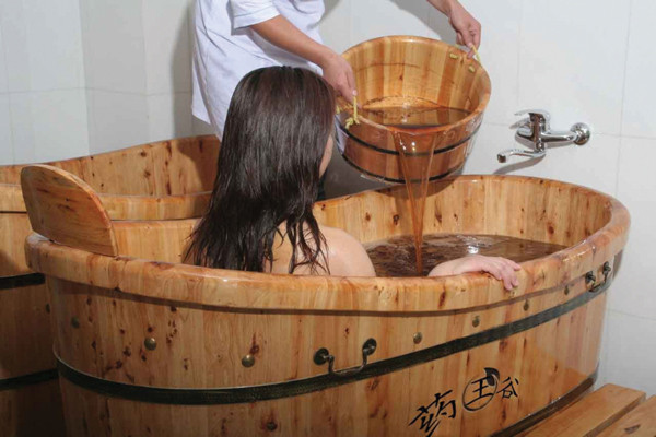 Bên cạnh đó, chuyển động của dòng nước tác động lên da mang đến sự kích thích, giống như những động tác xoa bóp, giảm đau và giãn cơ. Đây được xem là cách giải tỏa căng thẳng, giảm stress không tác dụng phụ. Bạn sẽ cảm thấy tốt hơn chỉ sau 5 lần tắm nước ấm.