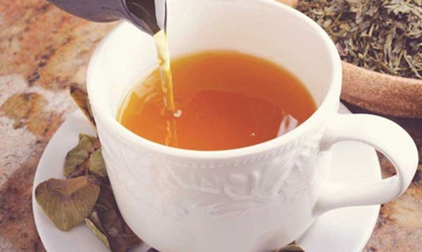 Về vấn đề sức khỏe, các nhà khoa học cho biết váng trà nhìn không bắt mắt song chúng chỉ là một số hạt nhỏ không hòa tan bám trên bề mặt chất hữu cơ. Chúng không mùi, không gây độc cho cơ thể. Bạn hoàn toàn có thể yên tâm thưởng thức nếu tách trà không may nổi váng.