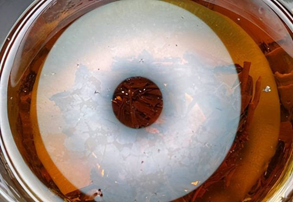 Để hiểu đúng về hiện tượng trà xanh nổi váng, năm 1994, hai nhà hóa học yêu trà là Michael Spiro và Deogratius Jaganyi đến từ Khoa Hóa học, Đại học Hoàng gia London đã dành thời gian nghiên cứu về chúng. 