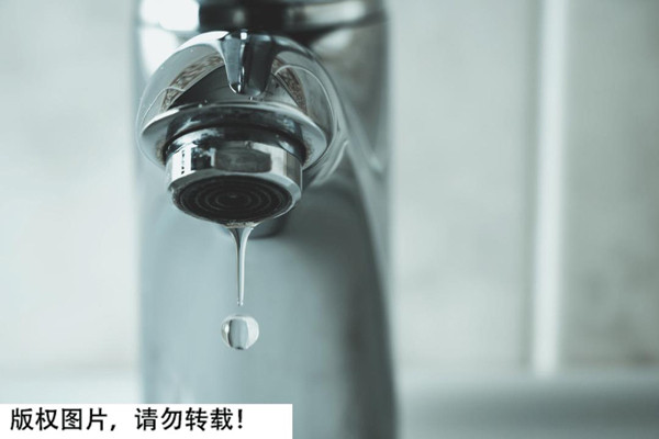 Ngoài độ “cứng” của nước ảnh hưởng đến sự hình thành váng trà, các nhà khoa học còn phát hiện pha trà trong môi trường nito, ngăn ngừa trà tiếp xúc với oxy trong không khí sẽ giúp trà không bị tạo váng. Có thể kết luận, váng trà chỉ hình thành trong môi trường có oxy. Quá trình hình thành váng trà phải trải qua phản ứng oxy hóa.