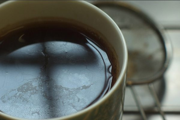 Quá trình phân tích, các nhà khoa học nhận thấy phần váng không đơn thuần là lớp tinh dầu của trà. Ở đó, 15% thành phần của váng trà là calcium carbonate, 85% còn lại là các thành phần khoáng chất hoặc chất hữu cơ phức tạp.