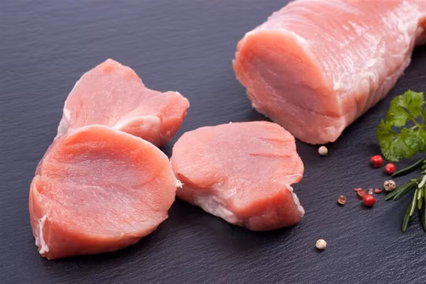 Theo Cơ quan Nghiên cứu quốc tế về ung thư (IARC) thuộc Tổ chức Y tế Thế giới (WHO), thịt đỏ được xếp loại vào nhóm 2A – các hợp chất có thể gây ung thư. Vậy nhưng, kết quả phân loại này được xác nhận trong các thí nghiệm trên động vật. Điều này có thể hiểu ăn thịt đỏ thời gian dài làm tăng nguy cơ ung thư, không phải ăn thịt đỏ 100% mắc ung thư.