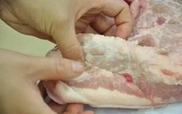 Tuyến giáp. Tuyến giáp là cơ quan nằm ở phần dưới cổ họng của lợn. Bộ phận này vừa ít dinh dưỡng lại vừa chứa lượng lớn hormone tuyến giáp. Ăn nhiều có thể ảnh hưởng đến nồng độ hormone tuyến giáp trong cơ thể, gây ra các triệu chứng của tình trạng cường giáp như nôn, buồn nôn, chán ăn, tim đập nhanh, khó thở, tiêu chảy, đau bụng...