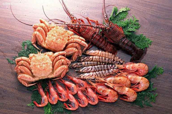 Kitin - dầu bôi trơn khớp. Bước sang tuổi 30, các khớp xương có xu hướng “cứng” lại do lượng kitin ngày càng giảm. Nghiên cứu chỉ ra, bổ sung kitin góp phần làm giảm đau khớp, tăng 25% sức mạnh khớp, ngăn ngừa bệnh viêm khớp đầu gối dạng thấp. Kitin có nhiều trong tôm, cua. Mỗi ngày nên hấp thụ 1,5g kitin là phù hợp.