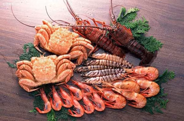 Kitin - dầu bôi trơn khớp. Bước sang tuổi 30, các khớp xương có xu hướng “cứng” lại do lượng kitin ngày càng giảm. Nghiên cứu chỉ ra, bổ sung kitin góp phần làm giảm đau khớp, tăng 25% sức mạnh khớp, ngăn ngừa bệnh viêm khớp đầu gối dạng thấp. Kitin có nhiều trong tôm, cua. Mỗi ngày nên hấp thụ 1,5g kitin là phù hợp.