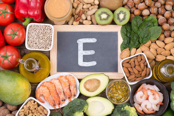 Vitamin E – làm chậm quá trình lão hóa. Vitamin E hiện là một trong những chất chống oxy hóa hiệu quả nhất, mang lại tác dụng giảm tổn thương cơ sau khi tập luyện. Khi nam giới bước qua độ tuổi 30 - 40, chất chống oxy hóa được sản sinh ngày càng ít, đối với những nam giới đang phải chịu nhiều áp lực về sinh tồn thì bổ sung vitamin E là cách ngăn ngừa lão hóa hiệu quả.