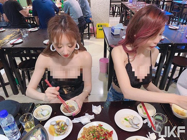 Mặc kiểu hở trên ngắn dưới thế này không chỉ gây sự chú ý mà còn khiến chủ nhân trang phục khó có thể thoải mái suốt quá trình ăn uống.