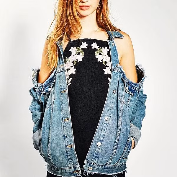 Chiếc áo khoác hở vai này cũng khiến nhiều người “từ chối hiểu”. Chất liệu denim thô bên ngoài hợp với người có gu thời trang năng động, mạnh mẽ. Trong khi đó, chi tiết hở vai trông như bị rách, để lộ phần vai mang tới vẻ gợi cảm đối lập.