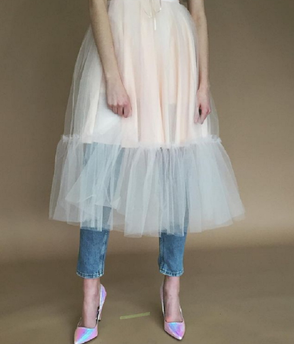 Cách phối váy xòe nữ tính với quần chất liệu jean cứng từng được đánh giá là thiếu hài hòa. Vậy nhưng, các blogger thời trang lại cho rằng đây là xu hướng hứa hẹn tạo trend vào hè tới.