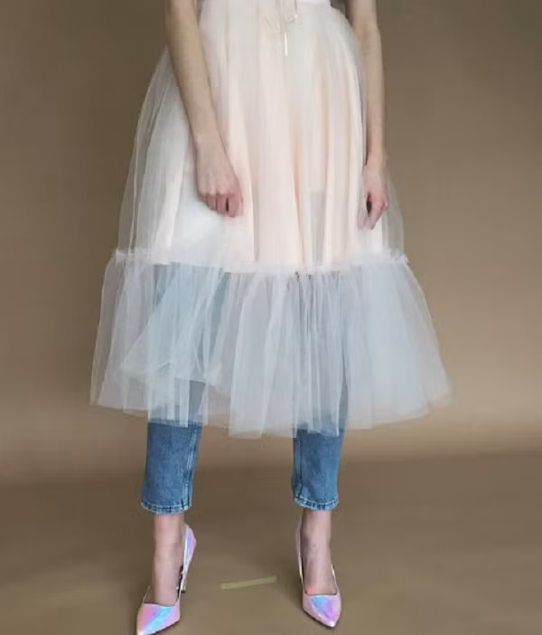 Cách phối váy xòe nữ tính với quần chất liệu jean cứng từng được đánh giá là thiếu hài hòa. Vậy nhưng, các blogger thời trang lại cho rằng đây là xu hướng hứa hẹn tạo trend vào hè tới.