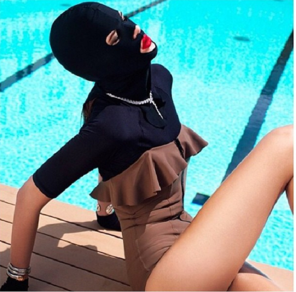 Lớp vải che mặt trong hình được gọi là “facekini”. Mục đích của chúng nhằm bảo vệ da khỏi tác hại của ánh nắng mặt trời. Tuy nhiên, vẻ ngoài của chúng có phần “dọa người”, hiếm ai đủ can đảm sử dụng giữa đám đông.