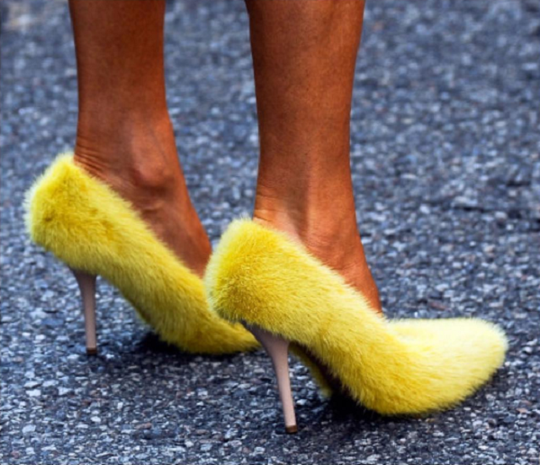 Lông thú là chất liệu giúp người mặc có vẻ ngoài sang trọng, quý phái. Vậy nhưng, sử dụng chất liệu này làm giày có phần sáng tạo quá đá. Giày dép thường tiếp xúc với mặt đất dễ bám bẩn khiến lông dễ hư hại. Chưa kể, chất liệu này làm giày cũng không mang tới tính thẩm mỹ cao.