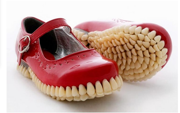 Đôi giày trở nên khác biệt với phần đế mô phỏng răng người. Sự sáng tạo quá đà khiến ít ai muốn xỏ chân vào chúng.