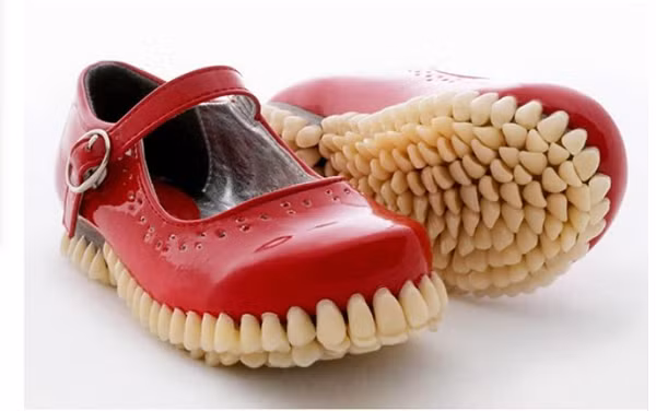 Đôi giày trở nên khác biệt với phần đế mô phỏng răng người. Sự sáng tạo quá đà khiến ít ai muốn xỏ chân vào chúng.