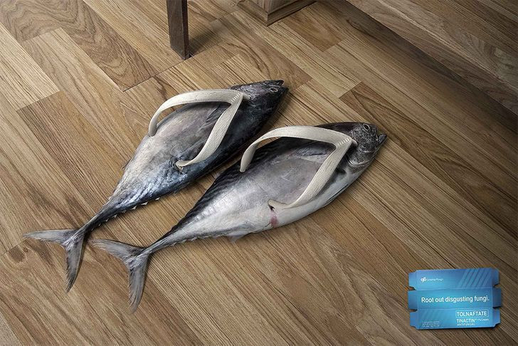 Tương tự, đôi dép xỏ ngón hình cá này được đánh giá vô cùng sống động, giống y như thật. Vậy nhưng, hiếm người nào có kích cỡ đôi chân phù hợp với chúng. Chưa kể, đôi dép cá chân thật đến nỗi người ta ngại cảm giác trơn trượt, tanh nồng từ chúng.