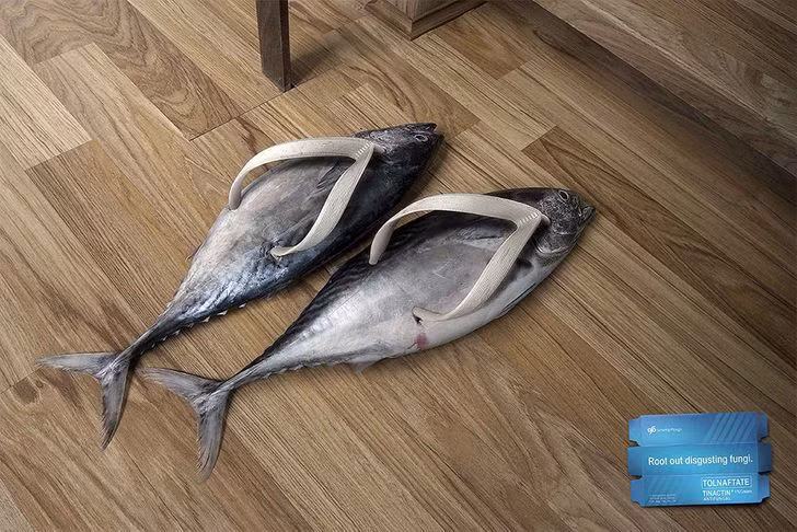 Tương tự, đôi dép xỏ ngón hình cá này được đánh giá vô cùng sống động, giống y như thật. Vậy nhưng, hiếm người nào có kích cỡ đôi chân phù hợp với chúng. Chưa kể, đôi dép cá chân thật đến nỗi người ta ngại cảm giác trơn trượt, tanh nồng từ chúng.