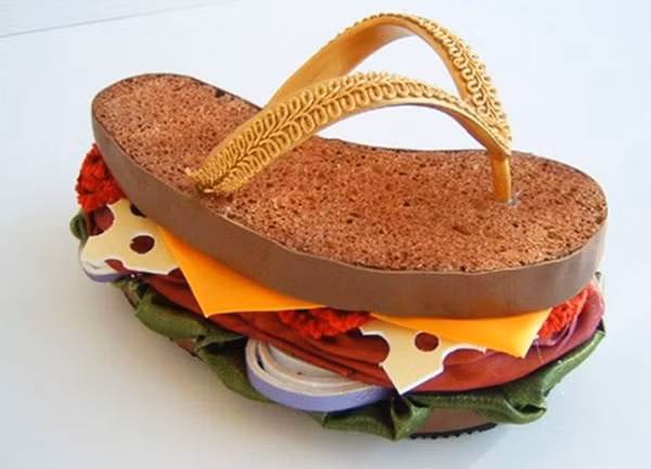 Kiểu dép xỏ ngón cũng khiến không ít người lúng túng. Dù bề ngoài rất đáng yêu song khả năng ứng dụng của chúng không cao.