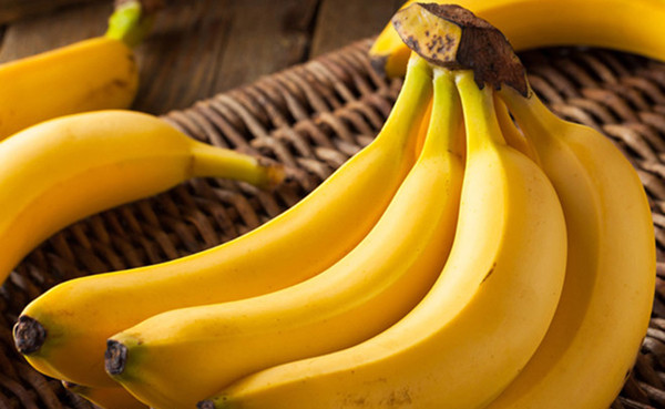 Chuối. Chuối là thực phẩm tốt cho sức khỏe, giàu dinh dưỡng. Trung bình trong 100g chuối chứa 89 calo, 75% nước, 1,1 gam protein, 22,8 gam carbohydrate, 12,2 gam đường, 2,6 gam chất xơ và 0,3 gam chất béo.