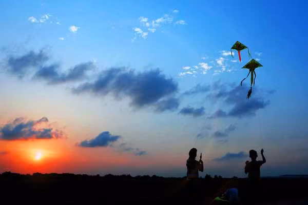 Mùa xuân dương khí cực thịnh. Thả diều thời điểm này được đánh giá cao, giúp khí huyết lưu thông, dương khí thăng phát theo quy luật tự nhiên. Lợi ích sức khỏe của thả diều rất toàn diện, phù hợp với mọi đối tượng, gồm cả người già và trẻ nhỏ. (Ảnh minh họa)