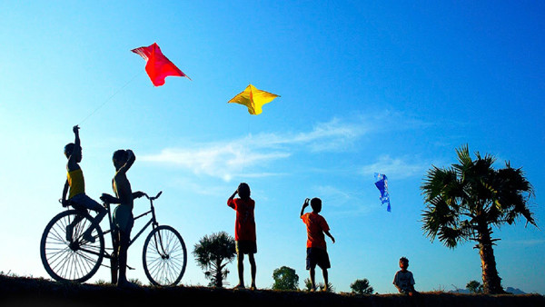 Thư giãn. Thả diều giúp bạn vừa vận động, vừa hòa mình vào thiên nhiên, thư giãn tối đa. Tập trung vào tầm bay diều cũng giúp bạn thoát khỏi những suy nghĩ tiêu cực, giải phóng cảm xúc bạn bị đè nén.