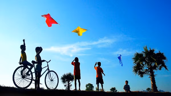 Thư giãn. Thả diều giúp bạn vừa vận động, vừa hòa mình vào thiên nhiên, thư giãn tối đa. Tập trung vào tầm bay diều cũng giúp bạn thoát khỏi những suy nghĩ tiêu cực, giải phóng cảm xúc bạn bị đè nén.