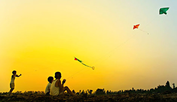 Thả diều vào thời điểm sáng sớm hoặc chiều muộn còn giúp người chơi hấp thụ vitamin D từ ánh nắng mặt trời.