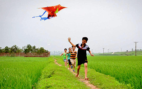 Cần lưu ý, không nên duy trì tư thế đầu, cổ ngửa ra sau thời gian dài bởi có thể gây các triệu chứng như chóng mặt, đứng không vững. Điều này rất nguy hiểm nếu như bạn thả diều ở trên sân thượng, vị trí cao.