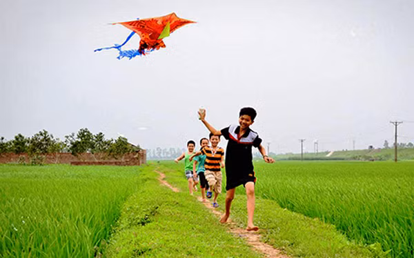 Cần lưu ý, không nên duy trì tư thế đầu, cổ ngửa ra sau thời gian dài bởi có thể gây các triệu chứng như chóng mặt, đứng không vững. Điều này rất nguy hiểm nếu như bạn thả diều ở trên sân thượng, vị trí cao.