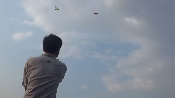 Tăng khả năng tập trung. Thả diều không chỉ gồm những vận động cơ bắp đơn thuần. Người chơi sẽ phải tập trung đoán hướng gió, điều chỉnh tốc độ phù hợp mới có thể đưa diều lên cao. Ngay cả khi diều căng gió, người chơi vẫn cần điều chỉnh giúp diều cân bằng. Điều này giúp tăng cường khả năng tập trung rất tốt.