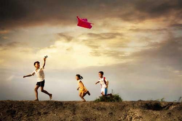 Đặc biệt, tư thế nhìn lên trời và ngửa đầu ra sau cũng có thể làm giãn cơ cổ, có lợi cho việc duy trì độ cong sinh lý của cột sống cổ, cải thiện tuần hoàn máu, thúc đẩy quá trình phục hồi thoái hóa đốt sống cổ.