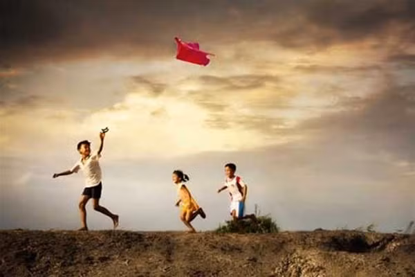 Đặc biệt, tư thế nhìn lên trời và ngửa đầu ra sau cũng có thể làm giãn cơ cổ, có lợi cho việc duy trì độ cong sinh lý của cột sống cổ, cải thiện tuần hoàn máu, thúc đẩy quá trình phục hồi thoái hóa đốt sống cổ.