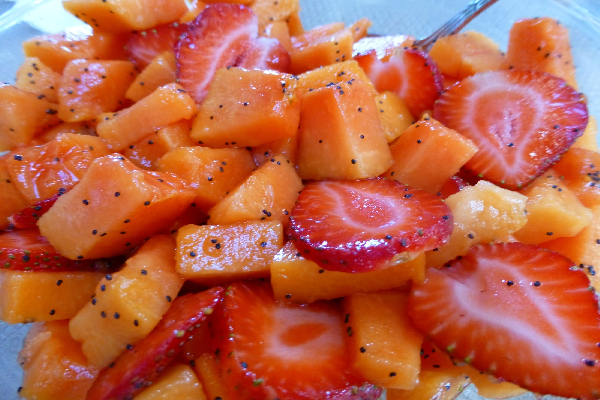 Nhiều loại trái cây theo mùa và có múi khác như đu đủ, cam, dâu tây, chanh là những nguồn giàu Beta-carotene, vitamin C, K, E, Folate, kali, magie, chất xơ, chất chống oxy hóa và dinh dưỡng thực vật giúp tăng sức đề kháng, chống lại bệnh tật. (Ảnh: Foods for long life)