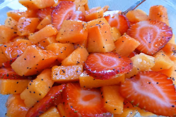 Nhiều loại trái cây theo mùa và có múi khác như đu đủ, cam, dâu tây, chanh là những nguồn giàu Beta-carotene, vitamin C, K, E, Folate, kali, magie, chất xơ, chất chống oxy hóa và dinh dưỡng thực vật giúp tăng sức đề kháng, chống lại bệnh tật. (Ảnh: Foods for long life)