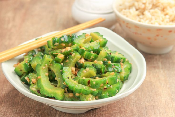 Các loại rau củ như mướp đắng, quả bầu, rau dền, khoai môn, bạc hà có tác dụng làm dịu bụng và giải nhiệt. (Ảnh: Pinterest)