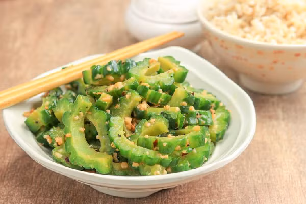 Các loại rau củ như mướp đắng, quả bầu, rau dền, khoai môn, bạc hà có tác dụng làm dịu bụng và giải nhiệt. (Ảnh: Pinterest)