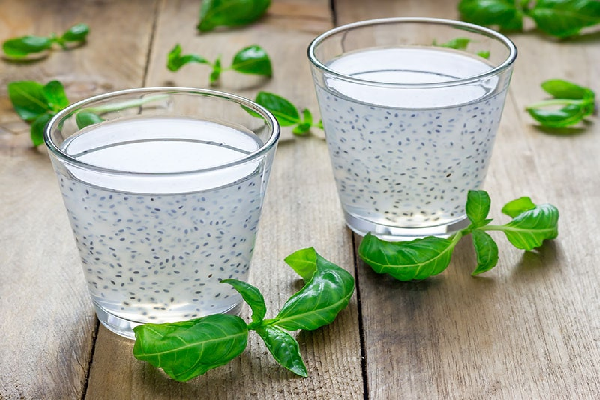 Hạt é (hạt húng quế). Theo các nghiên cứu, loại hạt này cung cấp các khoáng chất quan trọng như canxi, magie và sắt để xây dựng khả năng miễn dịch mạnh mẽ, nhờ lợi ích tăng cường sức khỏe của xương, chức năng cơ và sản xuất hồng cầu. (Ảnh: Lacademie)