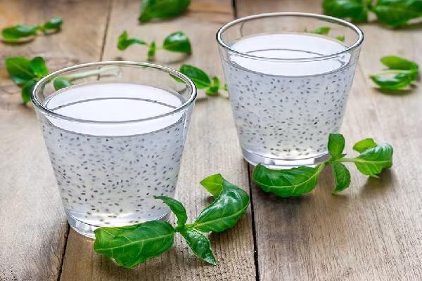 Hạt é (hạt húng quế). Theo các nghiên cứu, loại hạt này cung cấp các khoáng chất quan trọng như canxi, magie và sắt để xây dựng khả năng miễn dịch mạnh mẽ, nhờ lợi ích tăng cường sức khỏe của xương, chức năng cơ và sản xuất hồng cầu. (Ảnh: Lacademie)