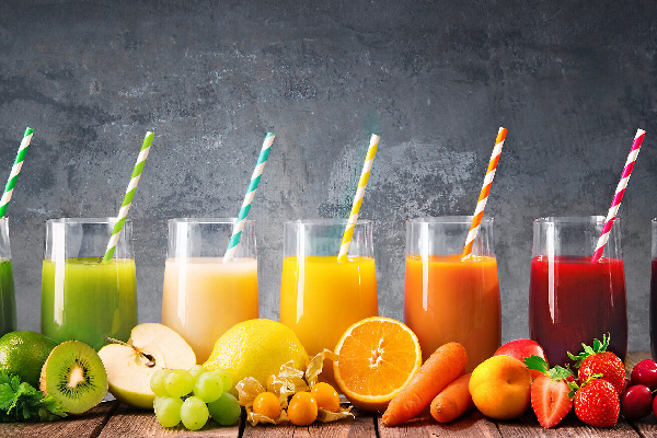 Bên cạnh đó, cần giữ đủ nước để điều chỉnh lưu thông máu, nhiệt độ cơ thể và thải độc tố. Bạn có thể uống nước dừa, nước chanh, sữa, nước trái cây và tránh đồ uống có ga và caffein. (Ảnh: The Times of Israel)