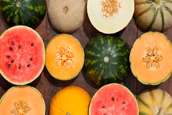 Các loại dưa. Dưa chứa rất nhiều nước, chất dinh dưỡng và các chất xơ góp phần cải thiện sức khỏe đường ruột. Chất xơ, vitamin C và B6 trong dưa cũng giúp chống lại virus ở cấp độ tế bào và giữ cho cơ thể tránh bị nhiễm bệnh. (Ảnh: Getty)