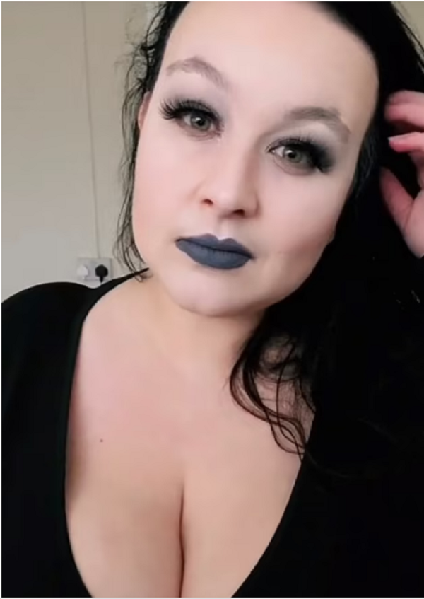 Ngoài ảnh hưởng đến ngoại hình, ngực khủng còn ảnh hưởng đến sức khỏe, chất lượng cuộc sống của Lucy Luxor. Cụ thể, khuôn ngực lớn khiến cô thường xuyên đau lưng, nhức mỏi.