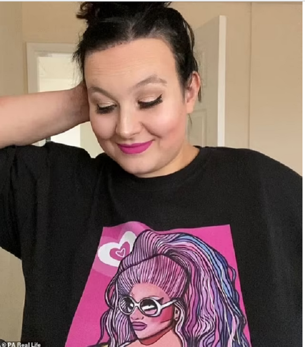 Lucy Luxor không bao giờ mặc đồ khi đi ngủ. Khi nằm, nếu không thay đổi tư thế cẩn thận, cô sẽ giật mình tỉnh giấc vì khuôn ngực chèn ép lên mặt. Cảm giác này vô cùng khó chịu, Lucy Luxor ví như khi bị gối đập mạnh vào mặt.