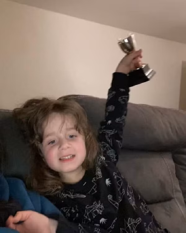 Rất may, khi con gái Lucy đến tuổi đi học, gia đình luôn động viên mẹ con cùng đi chơi để tận hưởng thời gian bên nhau, giúp Lucy vượt qua mặc cảm, học cách yêu thương chính mình.