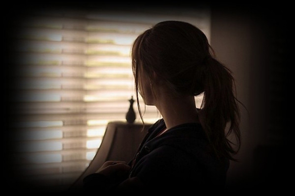 Thời điểm này, phụ nữ sẽ rất cần đàn ông thấu hiểu mình bên cạnh. Với cô ấy, bạn là chỗ dựa vững chắc, giúp cô ấy thoát khỏi hố sâu tuyệt vọng. Ngược lại, nam giới vô tâm không xuất hiện để trấn an người yêu sẽ khiến cô ấy hoài nghi về tình cảm của bạn. Lặp lại nhiều lần, phụ nữ có xu hướng đi tìm chỗ dựa khác, có thể chăm sóc cảm xúc, dìu dắt cô ấy bước qua những lần khủng hoảng tâm lý.