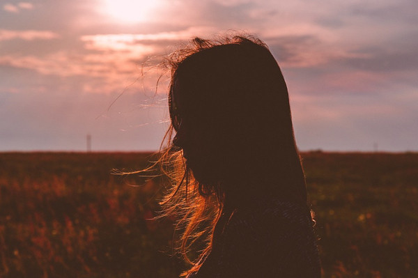 2. Khi mắc lỗi. Trong cuộc sống, ai cũng có lúc mắc lỗi và phụ nữ cũng vậy. Đối diện với sai lầm mình gây ra, phụ nữ thường xuất hiện tâm lý dằn vặt. Dù tỏ ra mạnh mẽ song bên trong phụ nữ rất mong manh.