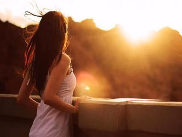 Lúc này, phụ nữ cần người đàn ông mình yêu ở bên cạnh. Không cần làm gì, bạn chỉ cần lặng lẽ nghe cô ấy nói bởi khi được trải lòng, phụ nữ cũng sẽ nhẹ nhõm hơn rất nhiều.