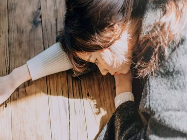 Thời điểm này, phụ nữ cần đàn ông bên cạnh. Xuất hiện đúng lúc, cư xử khéo léo giúp chị em vượt qua nỗi buồn len lỏi, bạn sẽ có được hảo cảm của cô ấy.