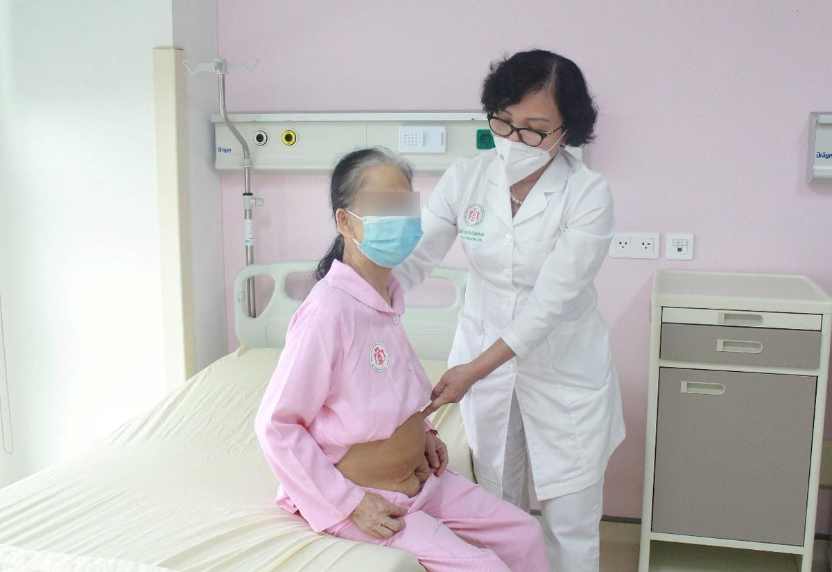 Cu ba 71 tuoi mang khoi u vung bung tuong duong thai nhi 9 thang-Hinh-2